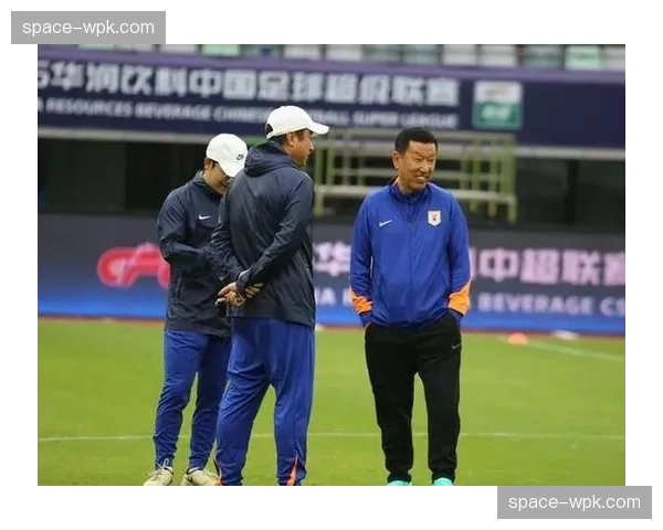 特写:比赛结束哨响,泰山主帅崔康熙久久伫立场边凝视记分牌。 特写:比赛结束哨响,泰山主帅崔康熙久久伫立场边凝视记分牌。