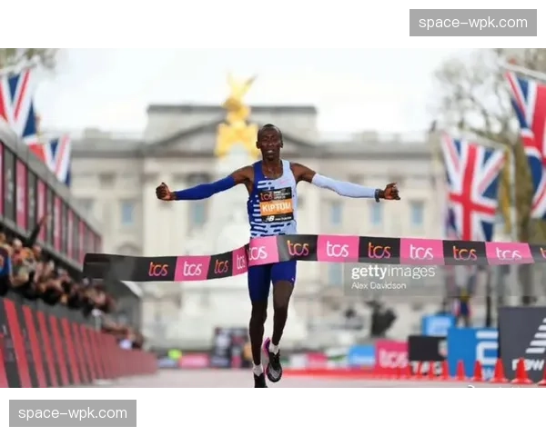特写:马拉松世界纪录保持者基普图姆训练中与业余跑者互动 特写:马拉松世界纪录保持者基普图姆训练中与业余跑者互动